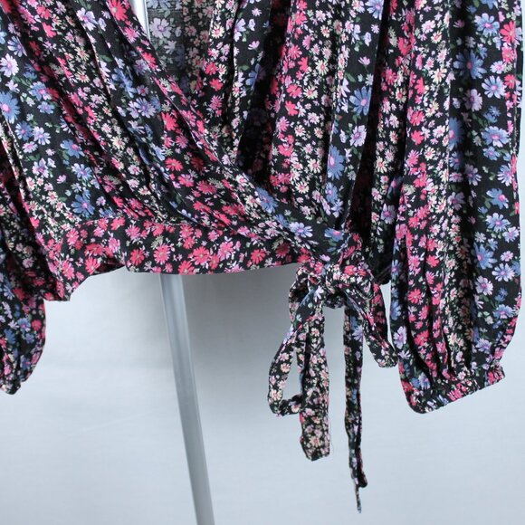 American Eagle, Women's L. V-Neck Blouse.  Black Background  with flowers - Picture 2 of 6